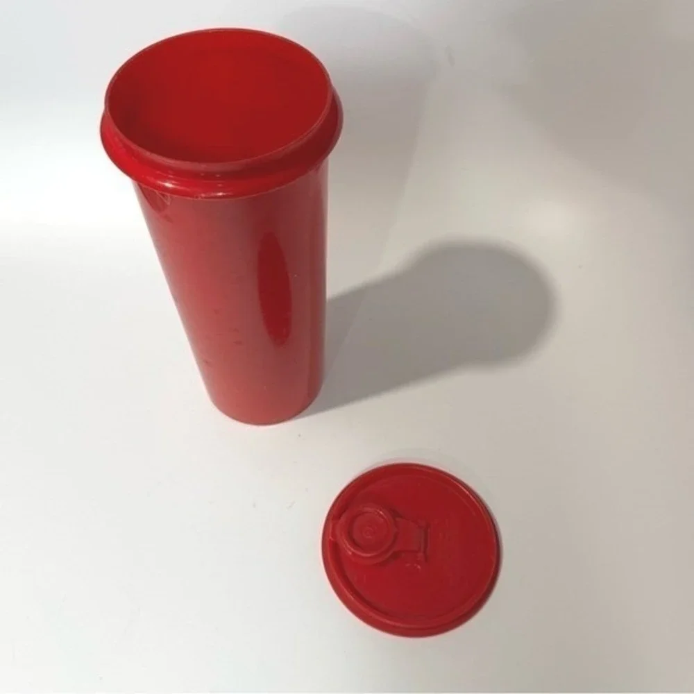 Rubbermaid Storage Container Lid pouring 9.5